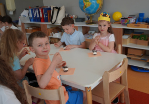 dzieci jedzą deserki