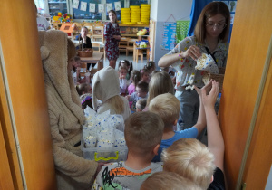 panie rozdają popcorn