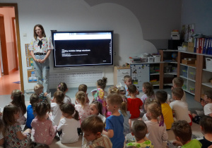 pani dyrektor składa życzenia dzieciom