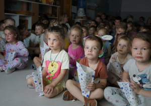 maluszki jedzą popcorn