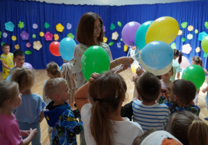 pani dyrektor rozdaje balony