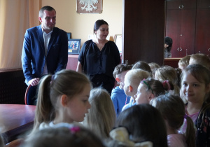 dzieci zwiedzają gabinet wójta