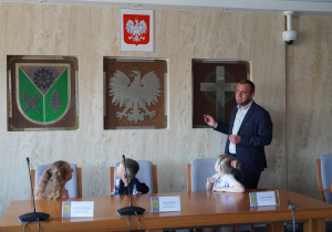 pan wójt pokazuje krzyż