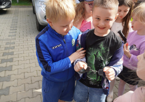 chłopiec pokazuje kajdanki na rękach