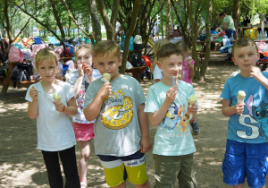 dzieci jedzą lody