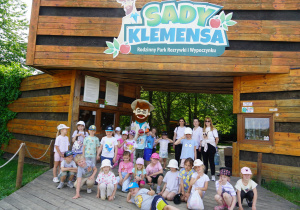 dzieci pozują przed wejściem do Sadów Klemensa