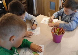 Czterolatki kolorują