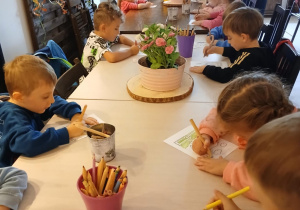 Czterolatki kolorują