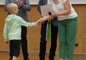 Oskar odbiera nagrodę