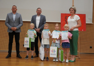 nagrodzeni pozują do zdjęcia