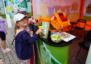 dziewczynki wybierają ulotki