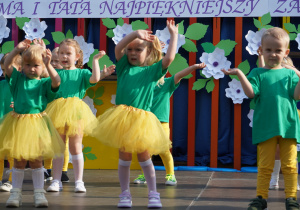 trzylatki tańczą