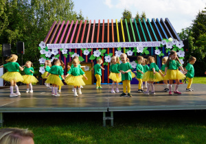 trzylatki tańczą na scenie