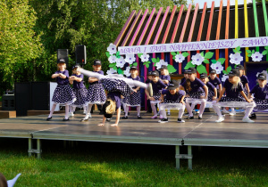 sześciolatki tańczą na scenie