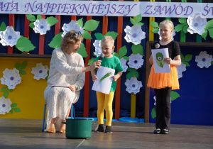 mama z dziećmi recytują wiersz