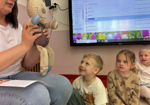 Pani pedagog przedstawia misia