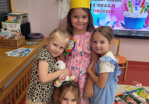 Dziewczynka z koleżankami