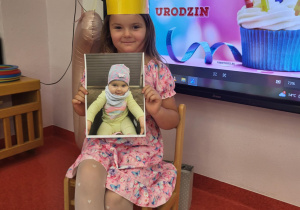 Dziewczynka pokazuje zdjęcie