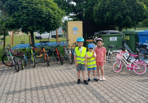 Dzieci pozują przy miejscu postoju dla rowerów