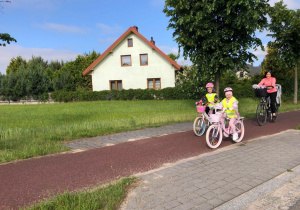 Dzieci jadą rowerem do przedszkola