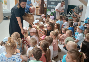 Pani Ewa rozdaje dzieciom upominki