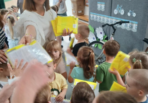 Pani Dyrektor rozdaje dzieciom kamizelki odblaskowe od FRGK