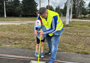 Chłopiec zmienia kierunek torów