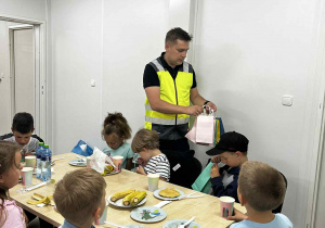 Pan Krzysztof rozdaje upominki