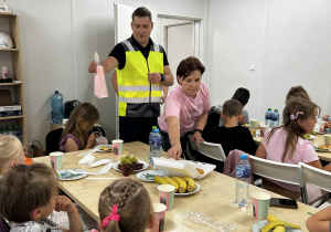 Pan Krzysztof rozdaje upominki