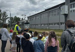 Dzieci czekają na tramwaj