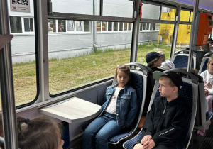 Dzieci jadą tramwajem