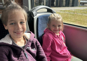 Dzieci jadą tramwajem