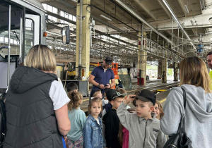 Dzieci na zajezdni tramwajowej