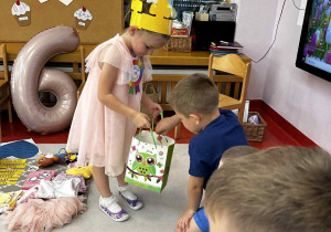 Dziewczynka rozdaje cukierki
