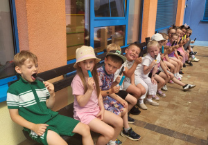 Dzieci jedzą lody na tarasie