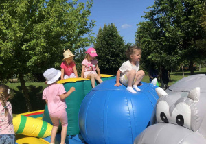dzieci bawią sie na dmuchańcach