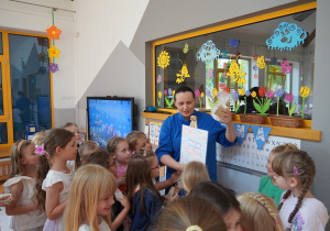 dzieci wręczają upominki pani Justynie