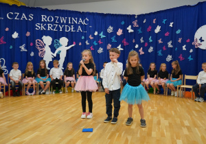 dziewczynka trzyma mikrofon