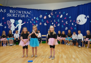 dziewczynka mówi wiersz
