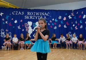 dziewczynka mówi wiersz