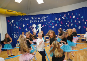 dzieci zwijają się