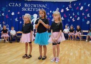 dziewczynki występują