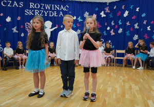 dzieci występują przed widownią