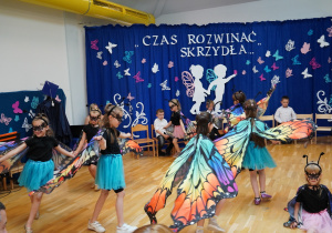 dziewczynki w strojach motyli tańczą