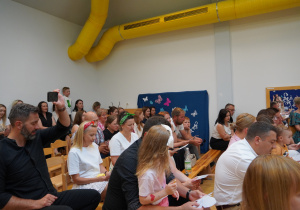 widzowie śpiewają wspólnie piosenkę