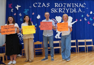 rodzice pokazują kartki