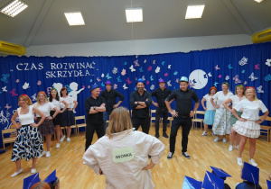 panie i panowie trzymają ręce na biodrach