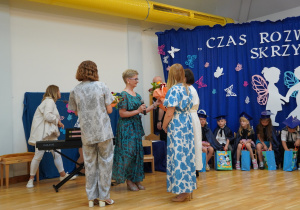 pani Renata wręcza kwiaty paniom