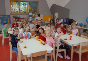 dzieci jedzą babeczki