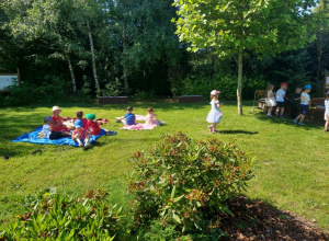 Witamy wakacje piknikiem w ogrodzie.